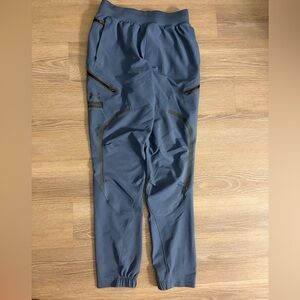 Under Armour Pants size Small men
